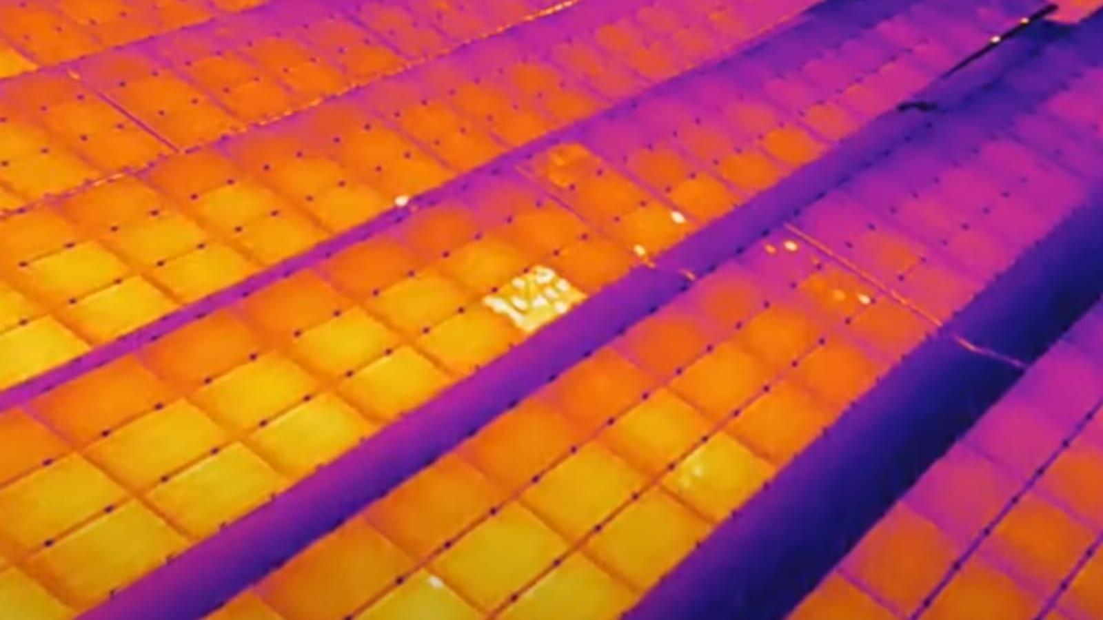 Inspecție termografică a panourilor fotovoltaice cu drona — imagine termică cu hotspot-uri